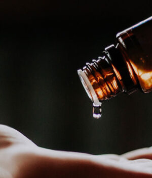 flesje aromatherapie aromatherapie, flesje met etherische, een druppel valt op een hand