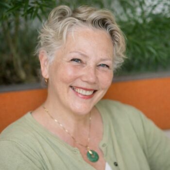 Vriendelijke glimlach met zachte kleuren