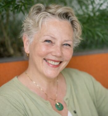 portret lichte kleuren en oranje bank jpg